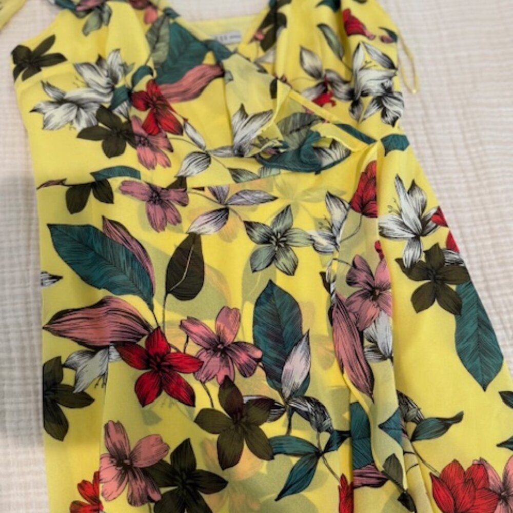 Gently Used Guess Dress (M) - Picture 3 of 4